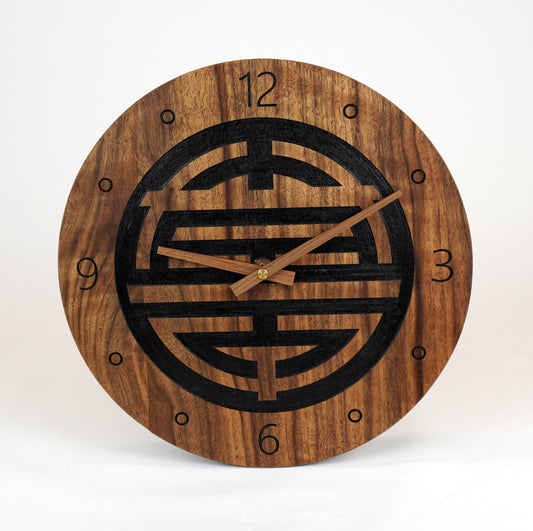 Chinesische Wanduhr mit Shou Longevity Symbol, Wohnzimmeruhr aus Holz, modern rustikal