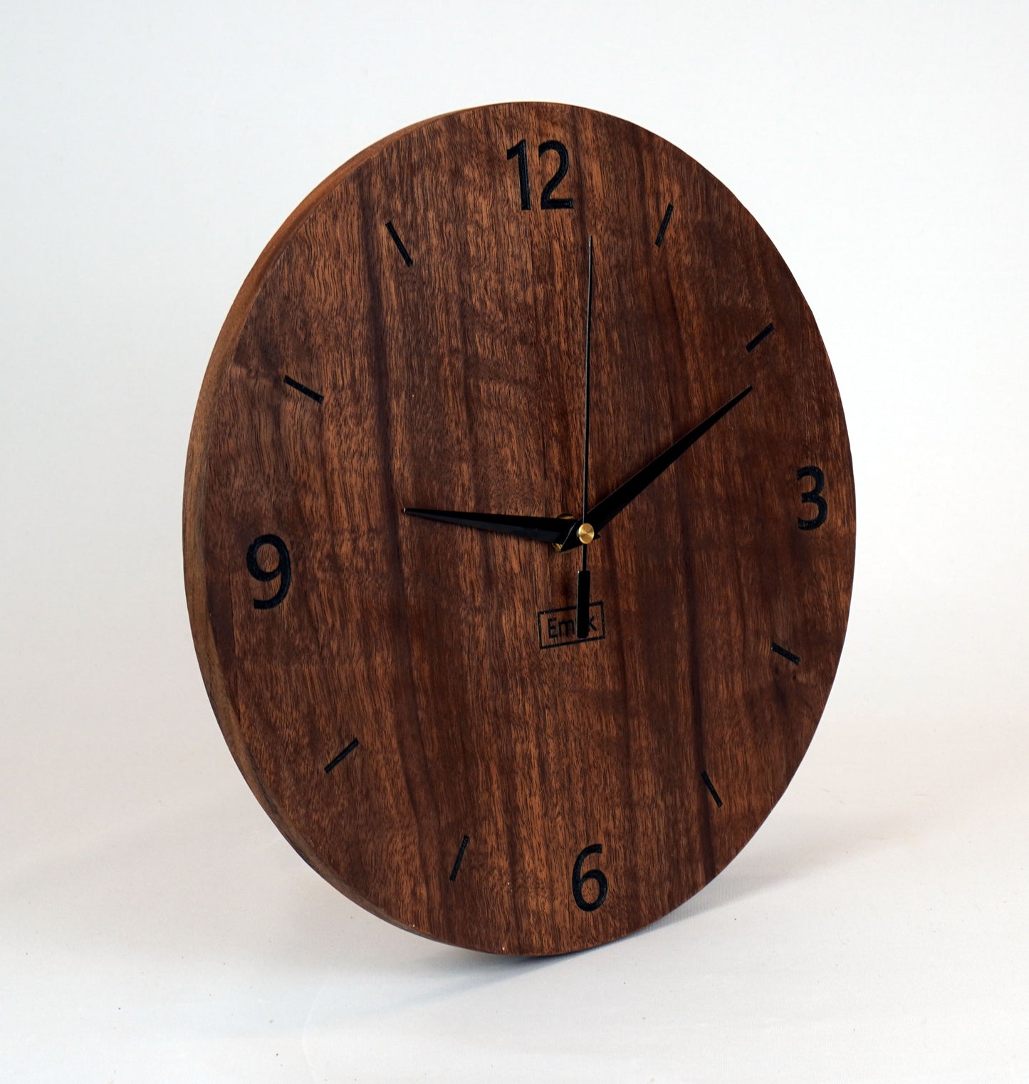 Moderne Wanduhr aus Holz Nussbaum - schlichtes Design schwarze Gravur