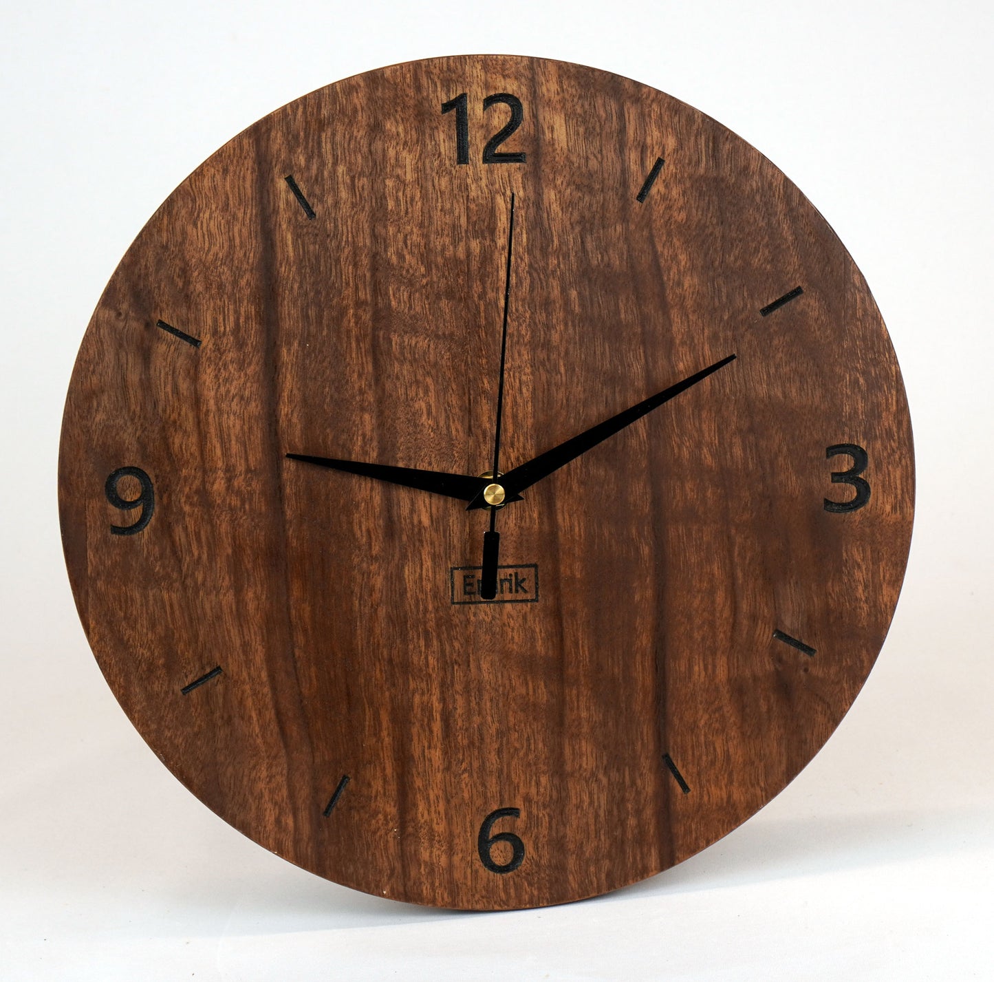 Moderne Wanduhr aus Holz Nussbaum - schlichtes Design schwarze Gravur