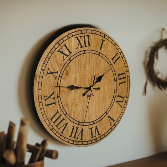 Wanduhr aus Holz Vintage -Eiche rustikal mit graviertem Inlay - 30cm Hangefertigte Wanduhr Holzfurniert im Vintage Stil
