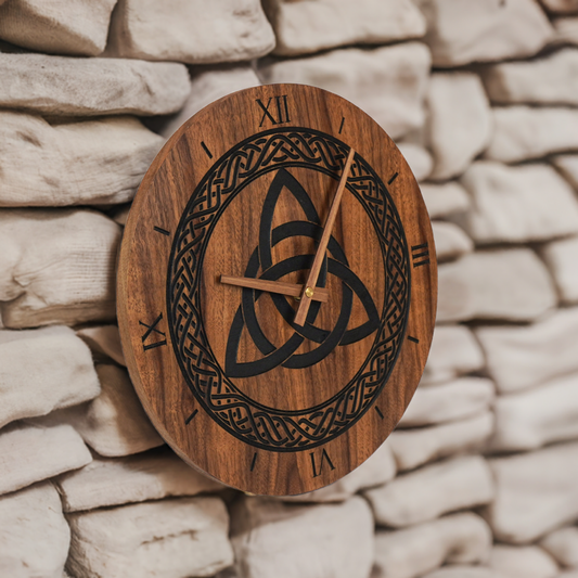 Wanduhr aus Holz Nussbaum keltisches Symbol Triquetra 30cm