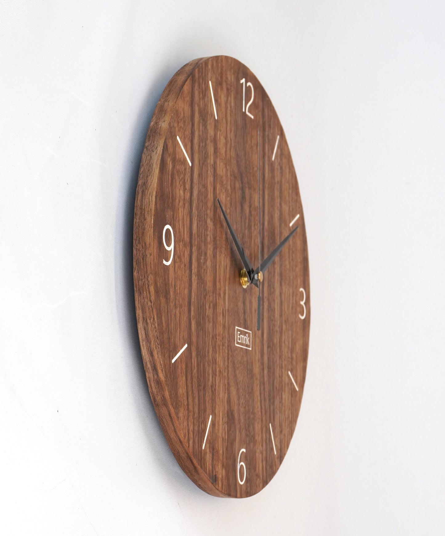 Wanduhr aus Holz Nussbaum - Modernes Design Weiße Gravur