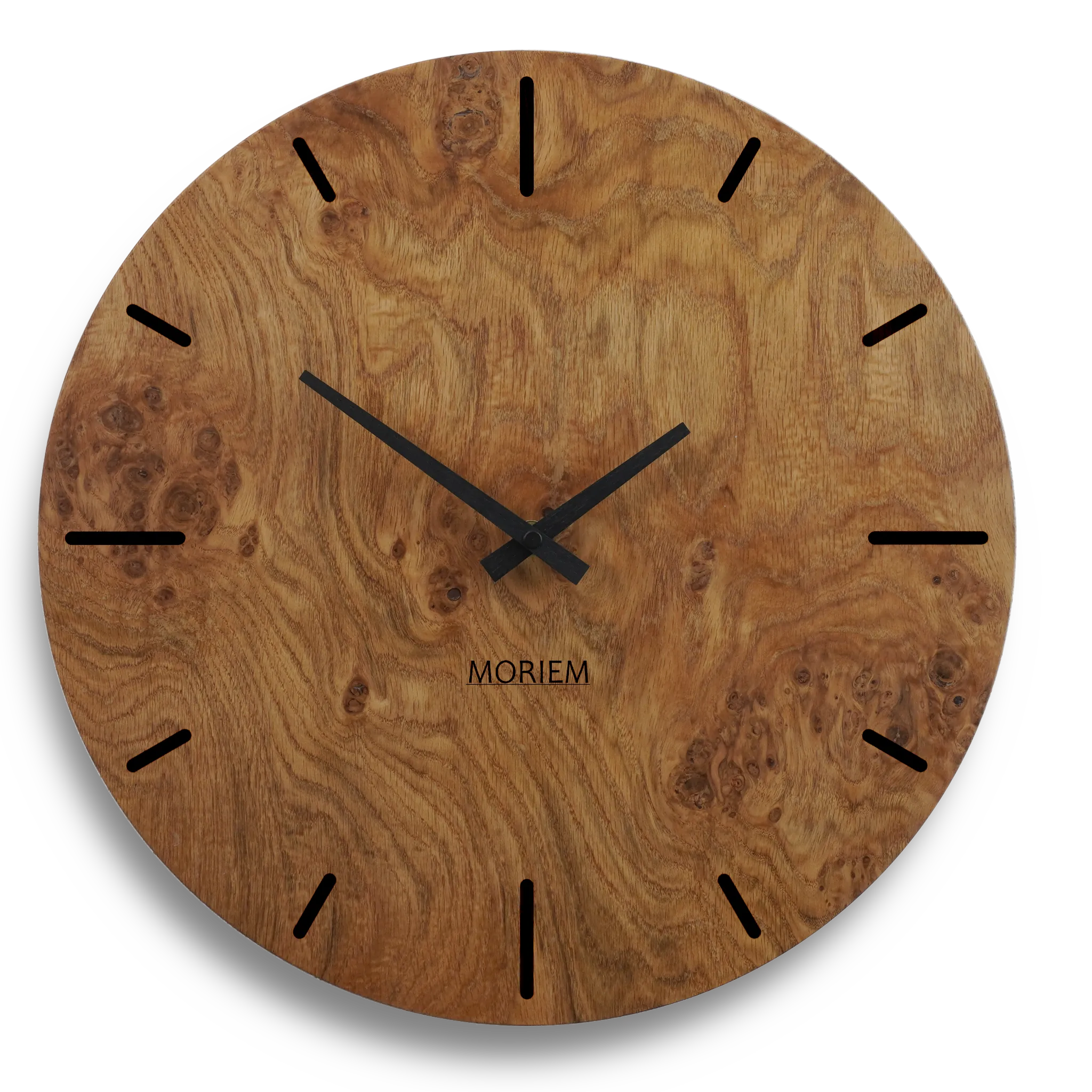 Kategoriebild zeigt eine Wanduhr aus Holz in einem Wohnzimmer. 