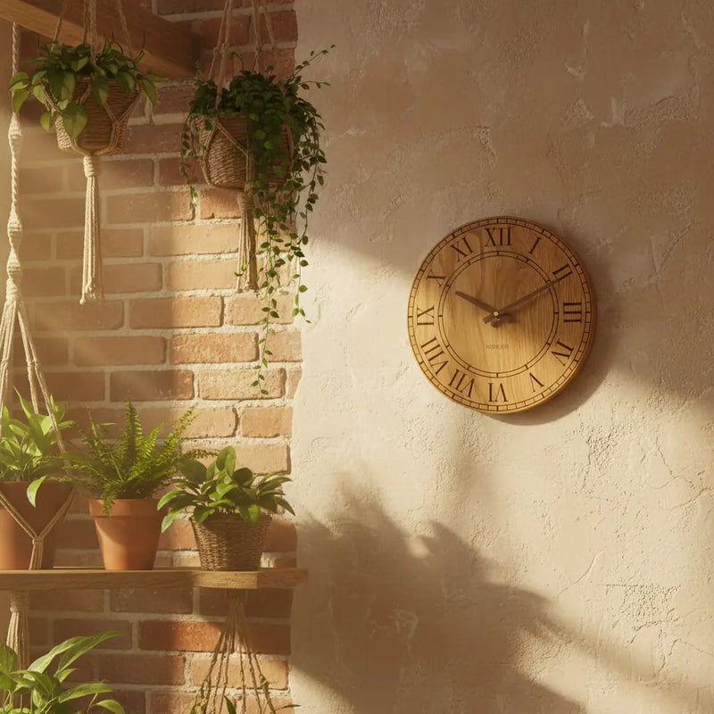 Kategoriebild zeigt eine Wanduhr aus Holz in einem Wohnzimmer. 