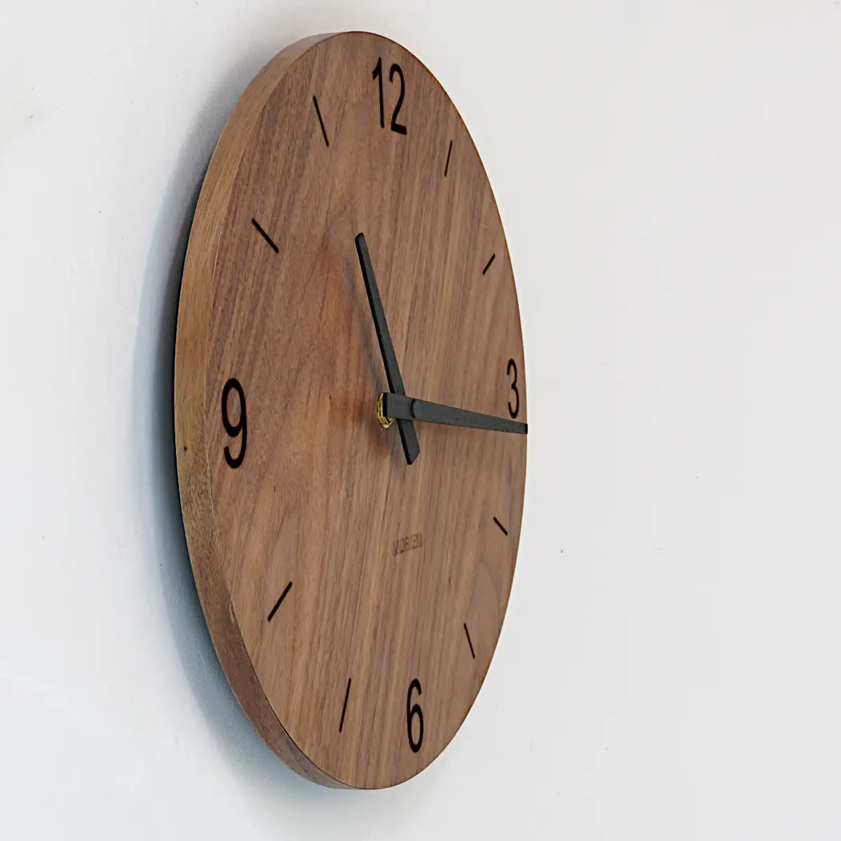 Wanduhr modern Holz Nussbaum 30 cm