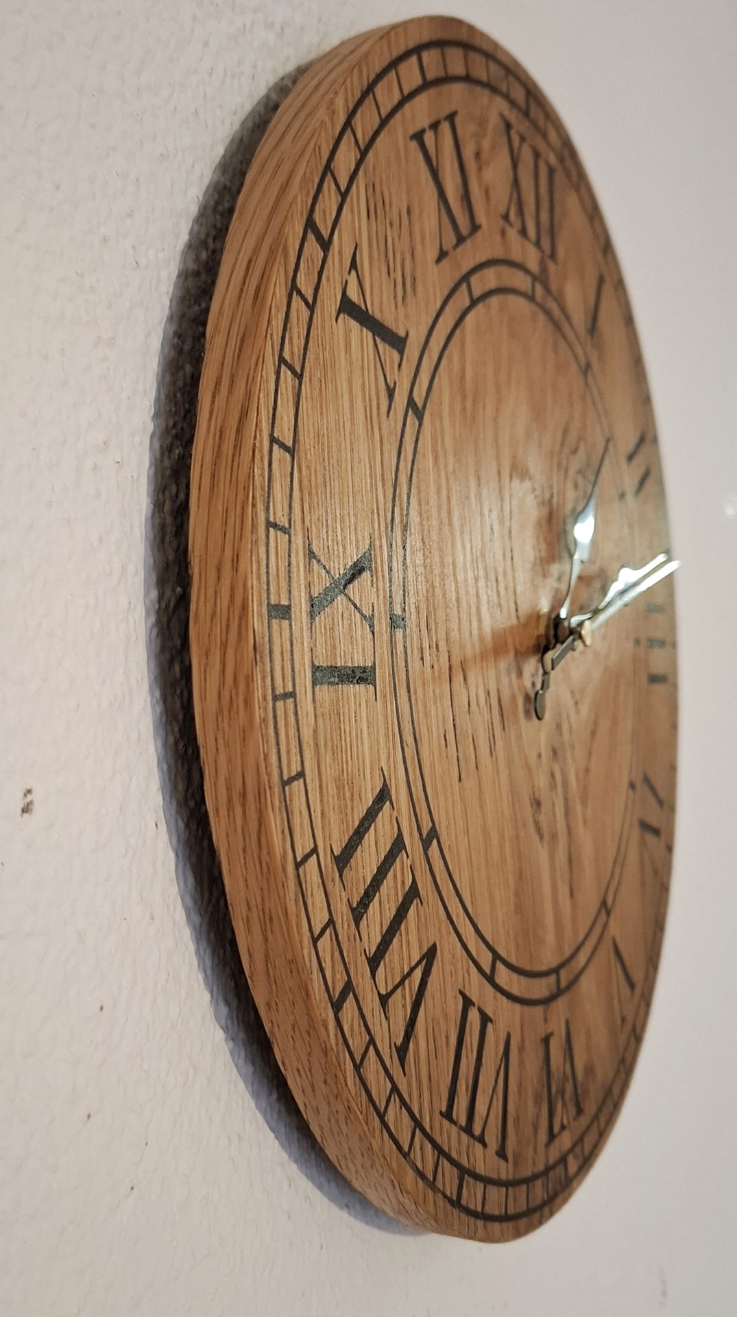 Wanduhr aus Holz Vintage rustikal Shabby mit graviertem Inlay 30cm - Handgefertigte Uhr Vintage Stil
