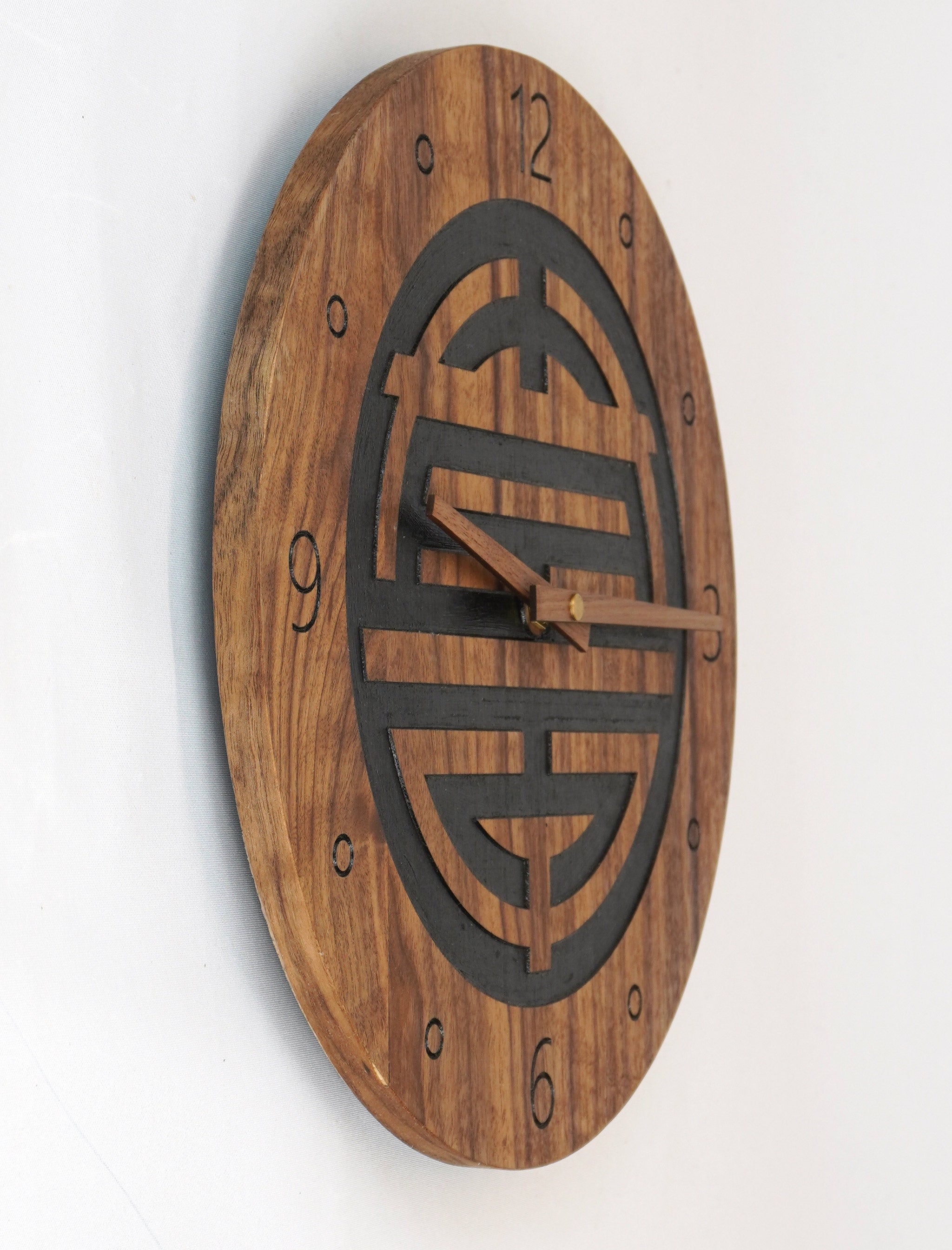 Chinesische Wanduhr mit Shou Longevity Symbol, Wohnzimmeruhr aus Holz, modern rustikal