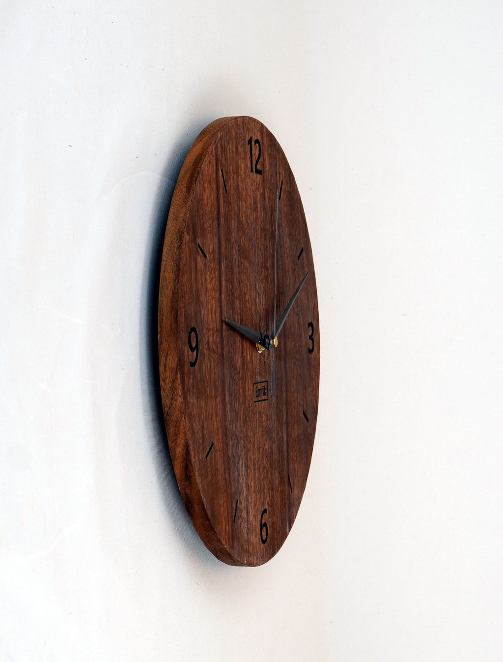 Moderne Wanduhr aus Holz Nussbaum - schlichtes Design schwarze Gravur