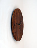 Moderne Wanduhr aus Holz Nussbaum - schlichtes Design schwarze Gravur