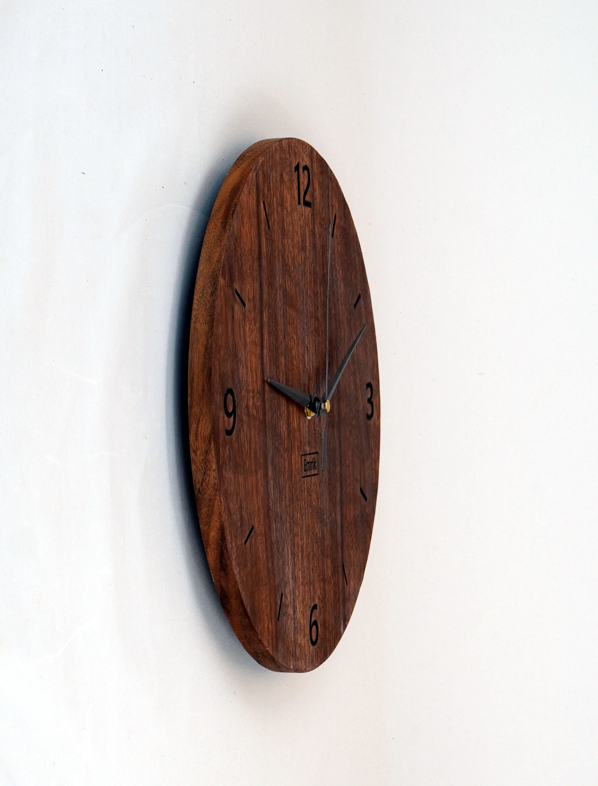 Moderne Wanduhr aus Holz Nussbaum - schlichtes Design schwarze Gravur