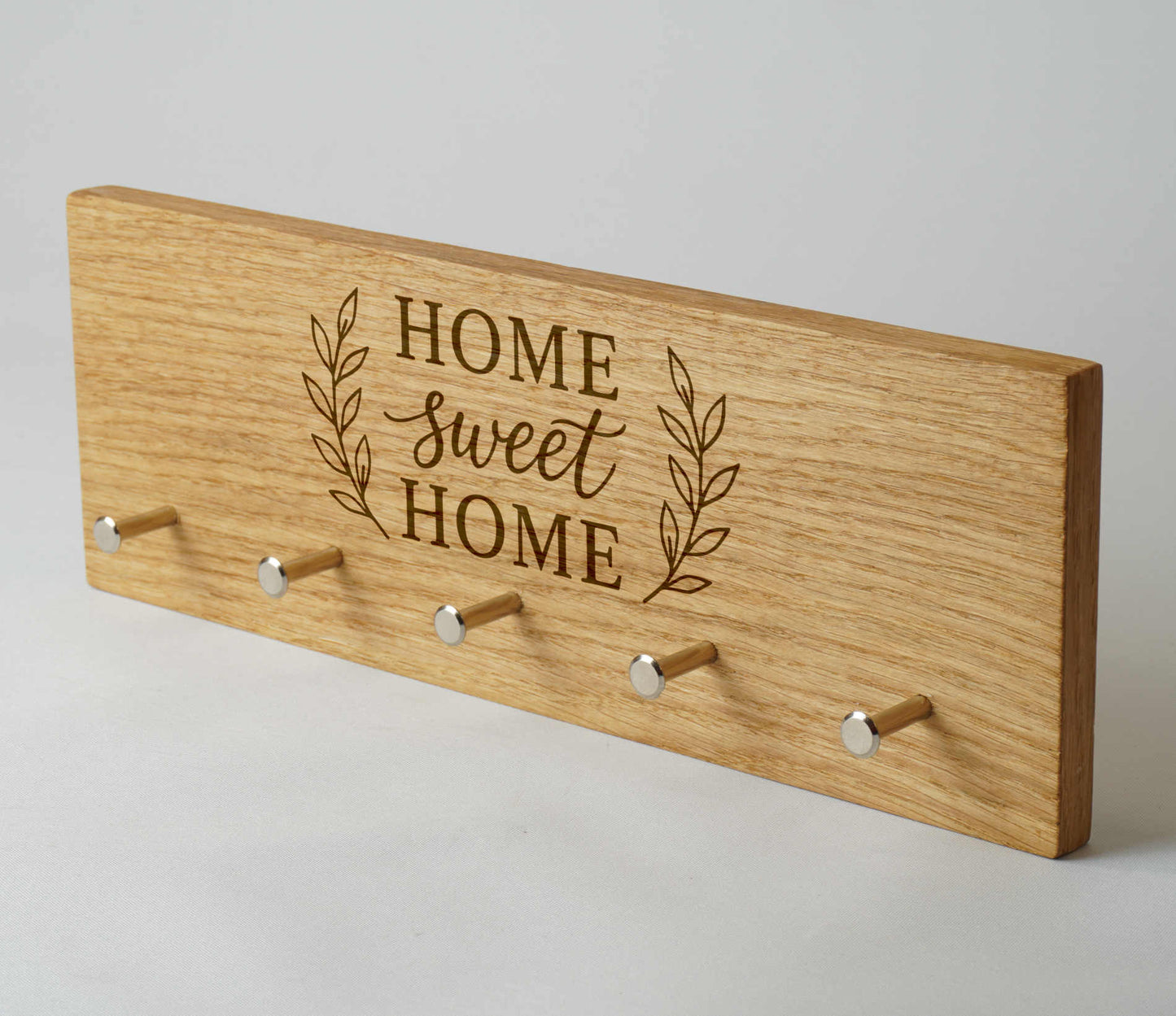 Home sweet Home Schlüsselbrett in Eiche mit modernen Schlüsselaufhängern. 