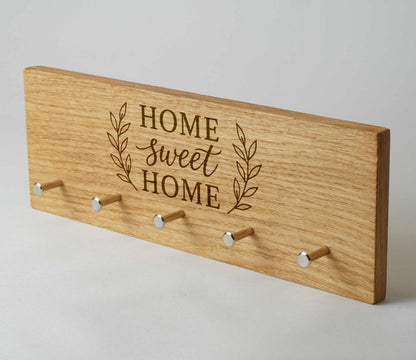 Home sweet Home Schlüsselbrett in Eiche mit modernen Schlüsselaufhängern. 