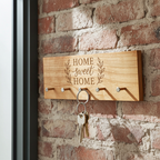 Home sweet Home Schlüsselbrett an einer Backsteinwand aufgehängt mit Schlüsselbund