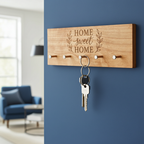 Home sweet Home Schlüsselbrett in einem modernen Wohnzimmer an der Wand aufgehängt
