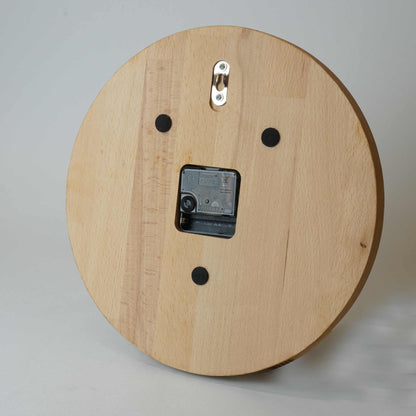 Zeigt die Rückseite einer Wanduhr Holz Eiche modern