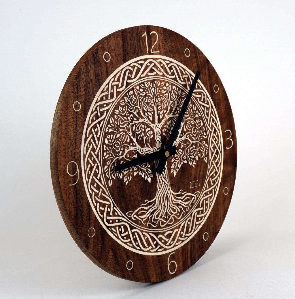 Wanduhr aus Holz Nussbaum graviertes Inlay " keltischer Baum des Lebens "