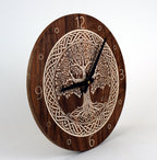 Wanduhr aus Holz Nussbaum graviertes Inlay " keltischer Baum des Lebens "