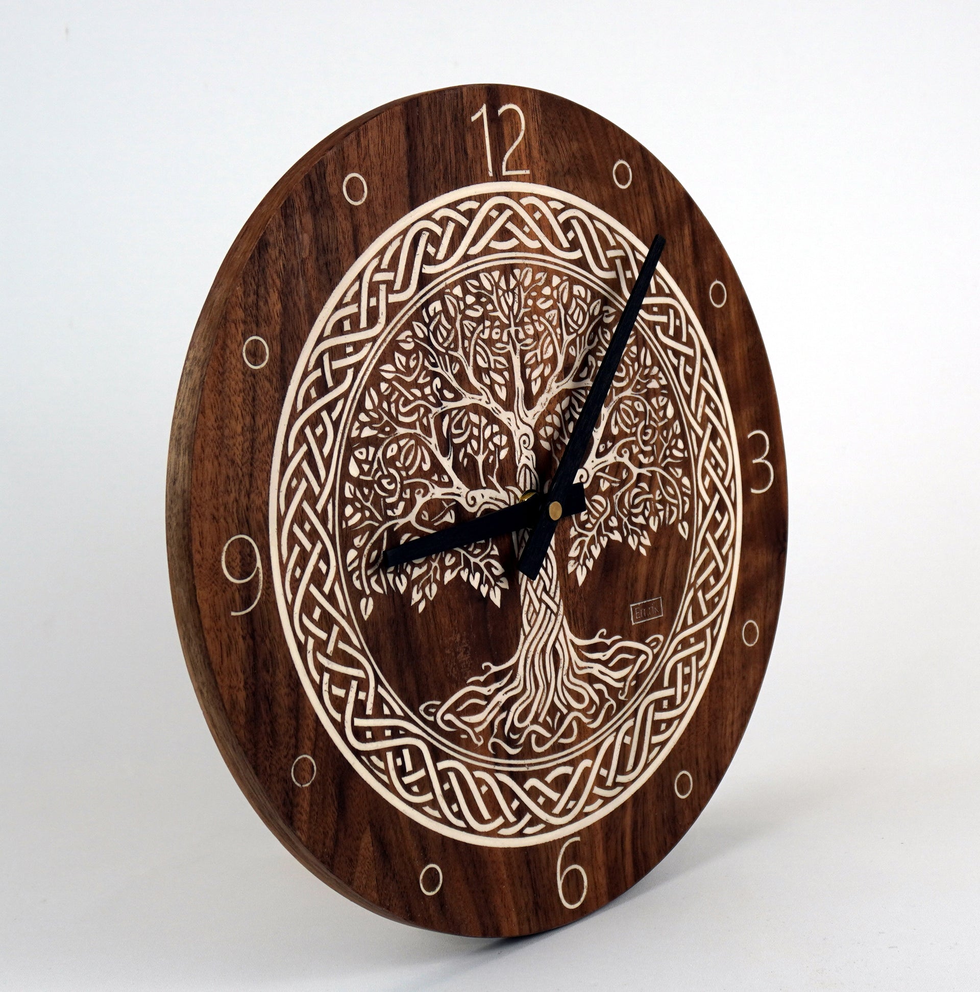 Wanduhr aus Holz Nussbaum graviertes Inlay " keltischer Baum des Lebens "