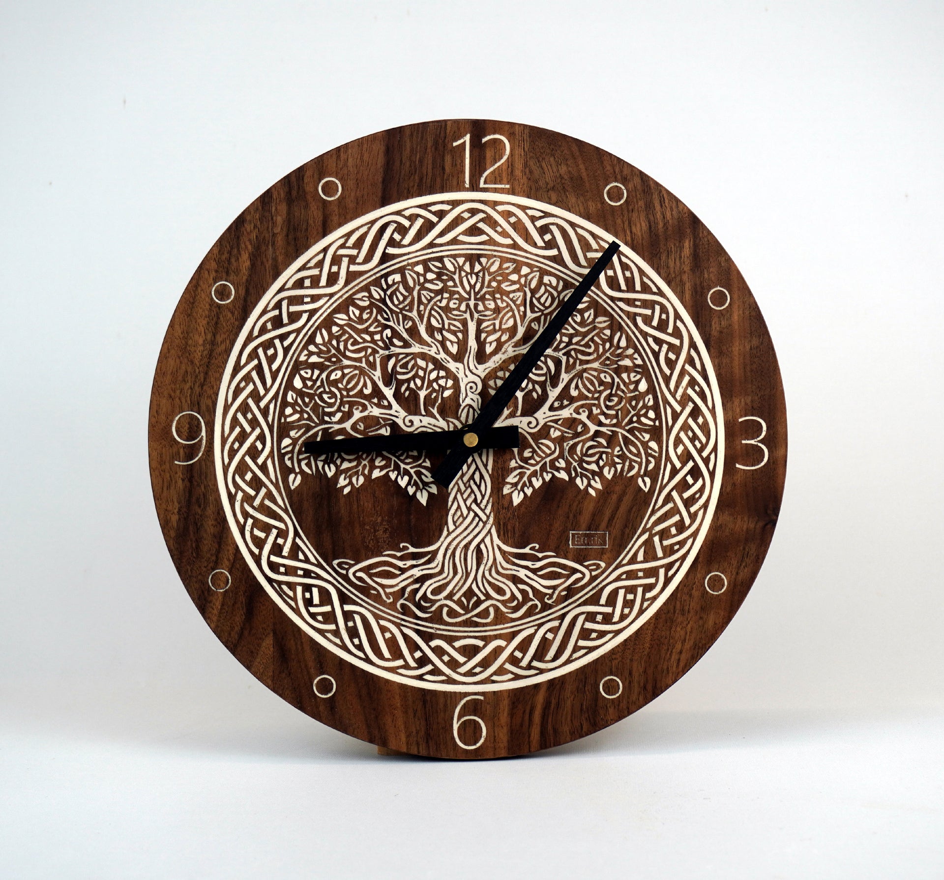 Wanduhr aus Holz Nussbaum graviertes Inlay " keltischer Baum des Lebens "