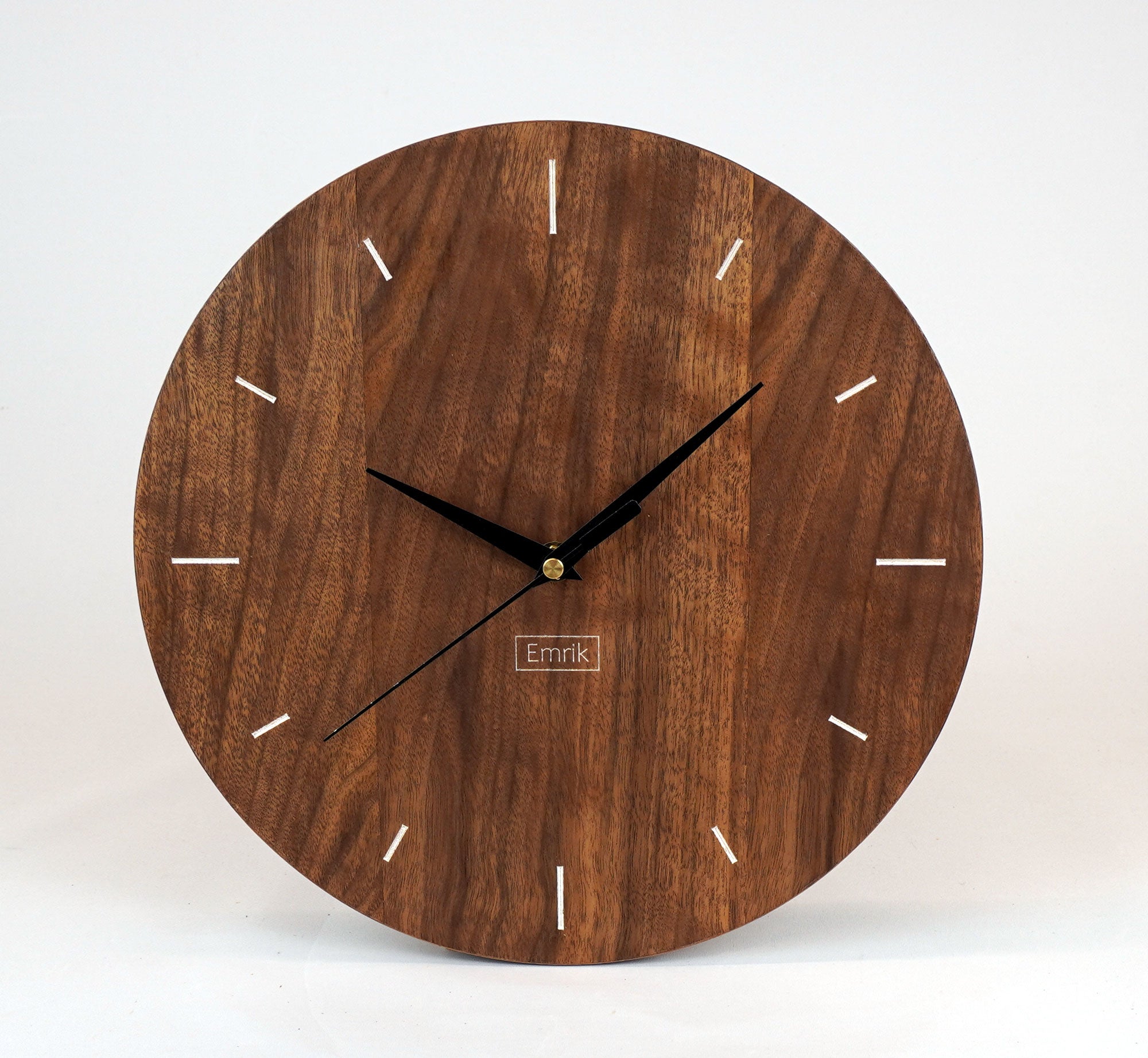Wanduhr aus Holz - minimalistisch - modernes Design - 30cm - Nussbaum