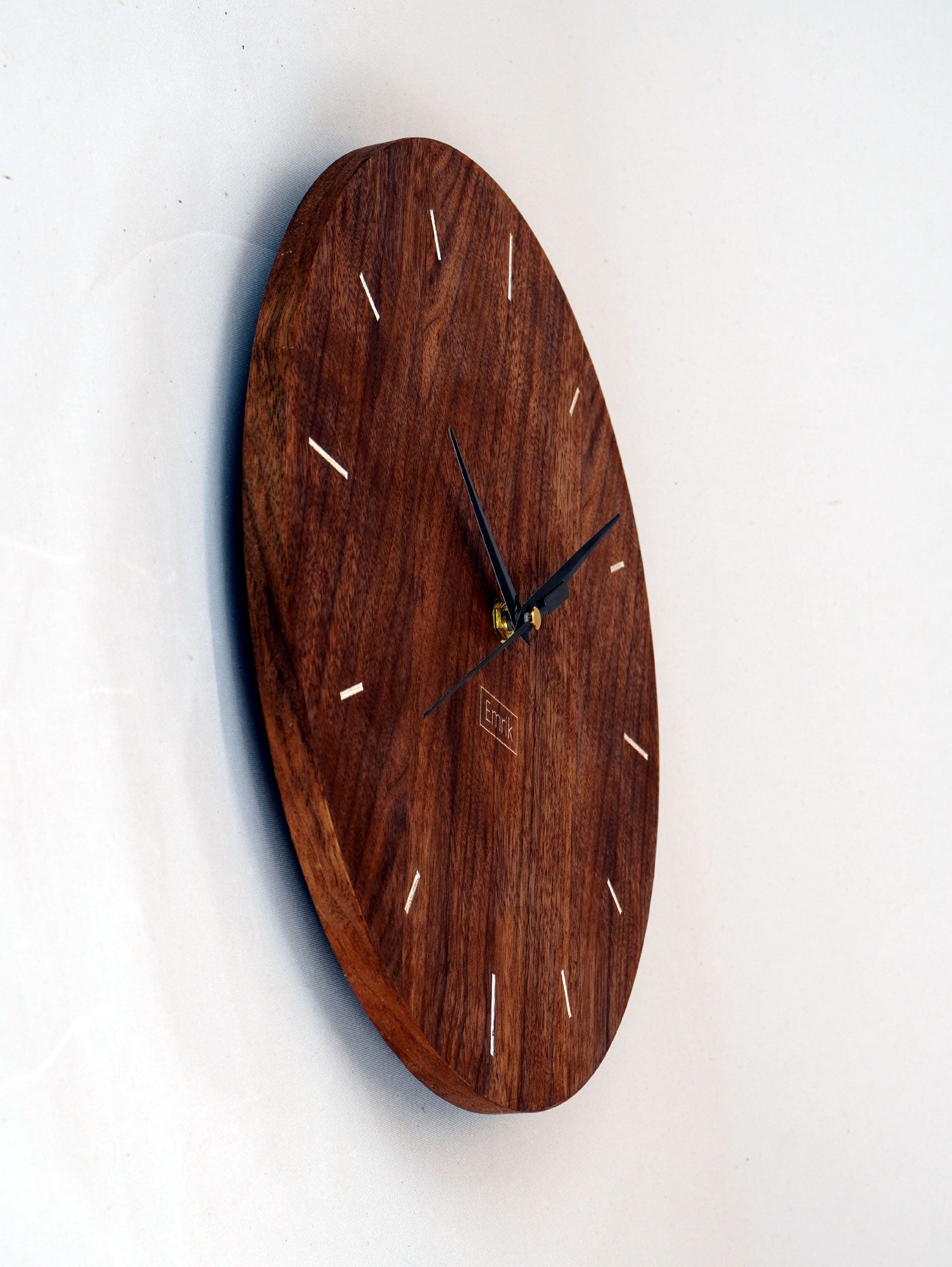 Wanduhr aus Holz - minimalistisch - modernes Design - 30cm - Nussbaum