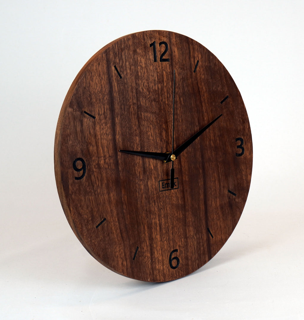 Moderne Wanduhr aus Holz Nussbaum - schlichtes Design schwarze Gravur