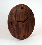 Moderne Wanduhr aus Holz Nussbaum - schlichtes Design schwarze Gravur