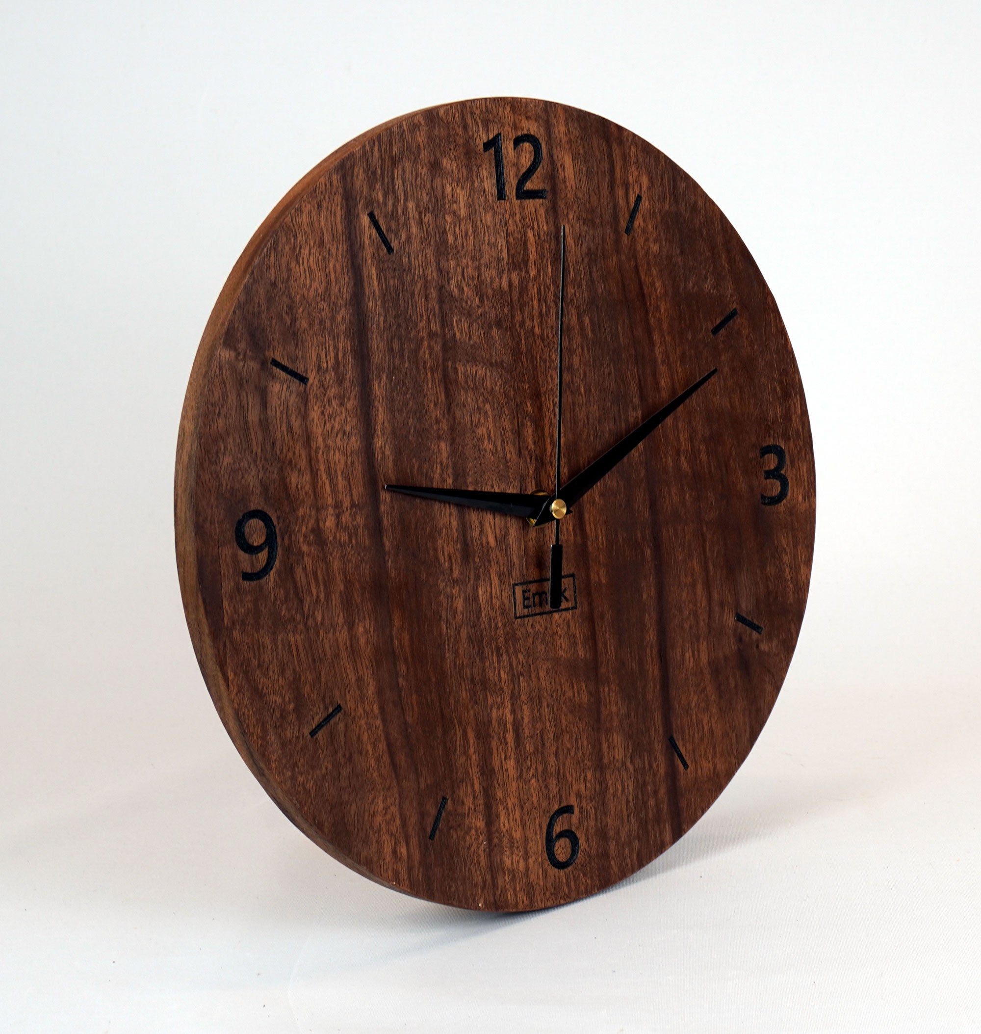 Moderne Wanduhr aus Holz Nussbaum - schlichtes Design schwarze Gravur