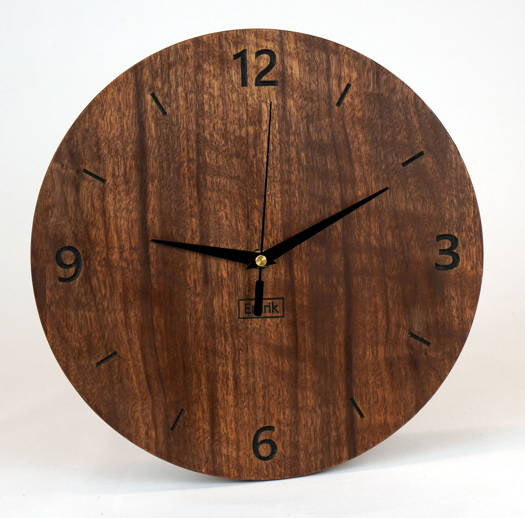 Moderne Wanduhr aus Holz Nussbaum - schlichtes Design schwarze Gravur