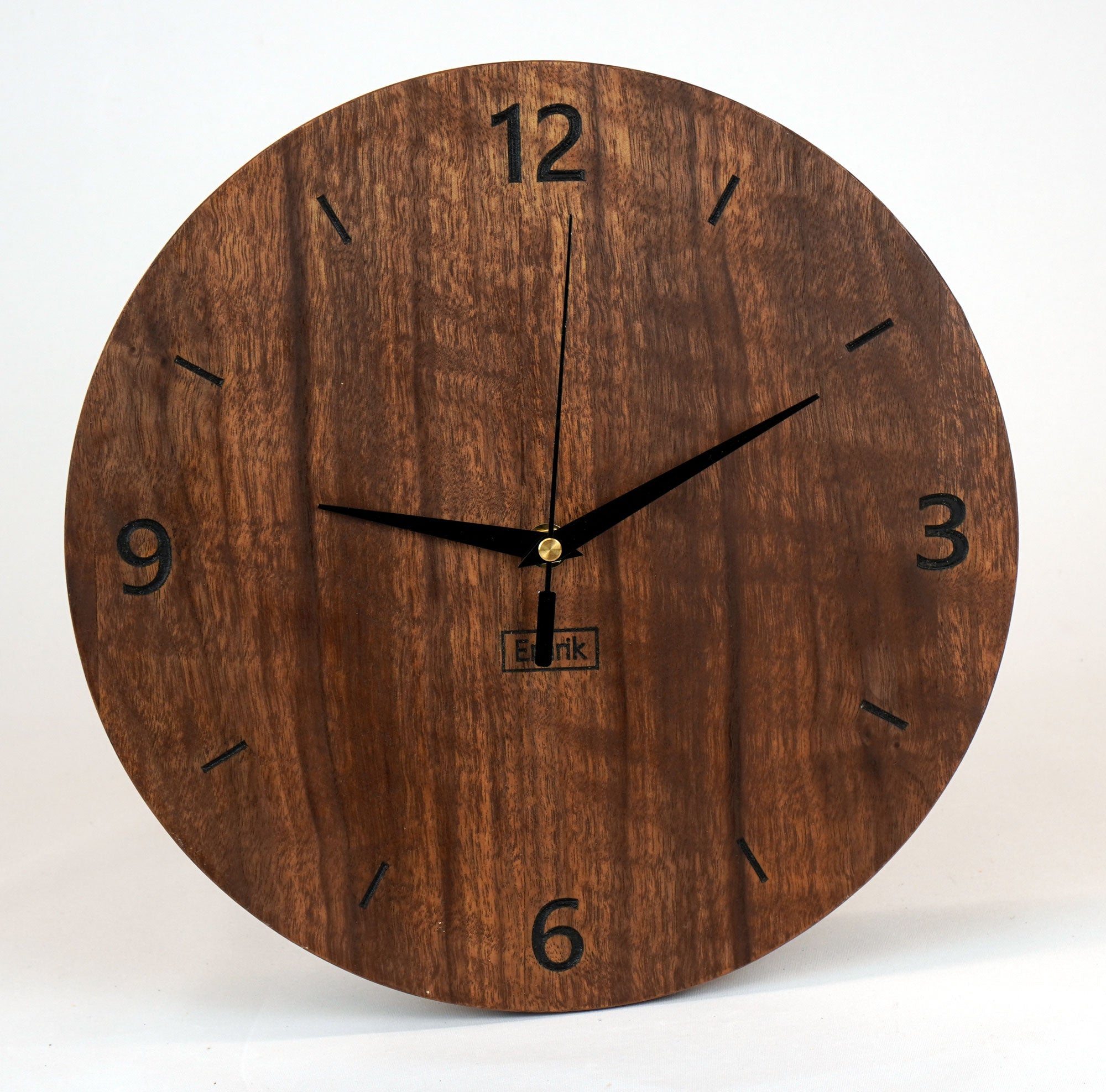 Moderne Wanduhr aus Holz Nussbaum - schlichtes Design schwarze Gravur