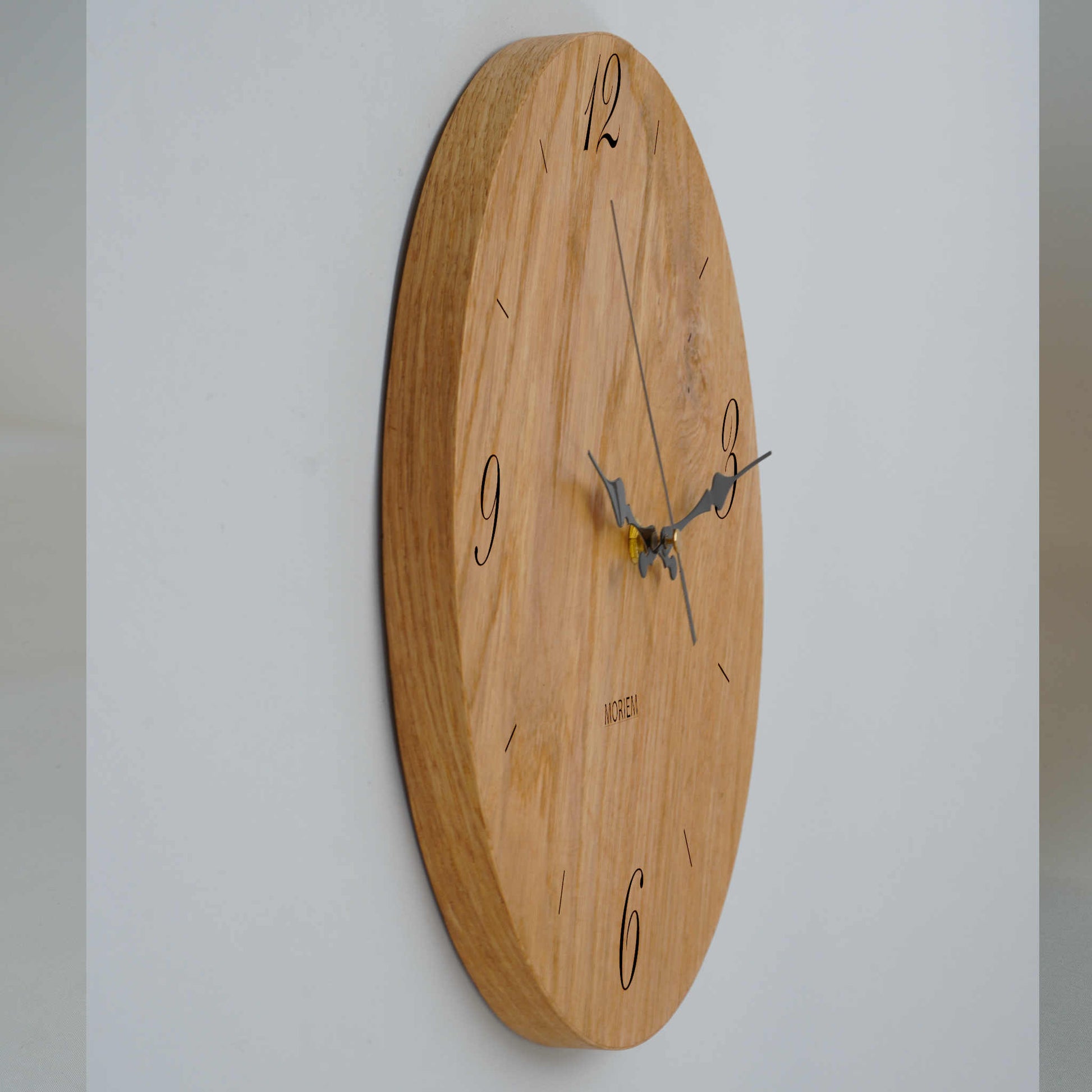 Seitenansicht einer Wanduhr Holz Eiche modern