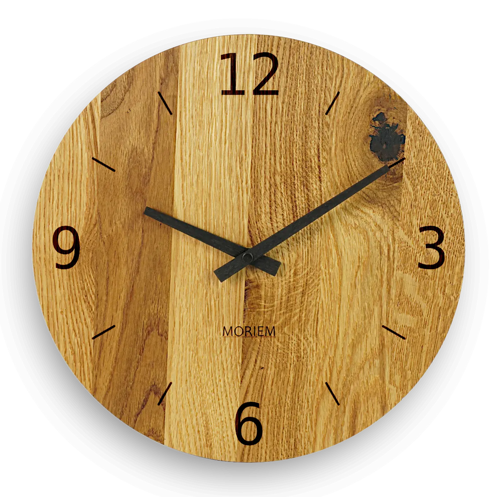 Vorderansicht einer Wanduhr aus Massivholz. 