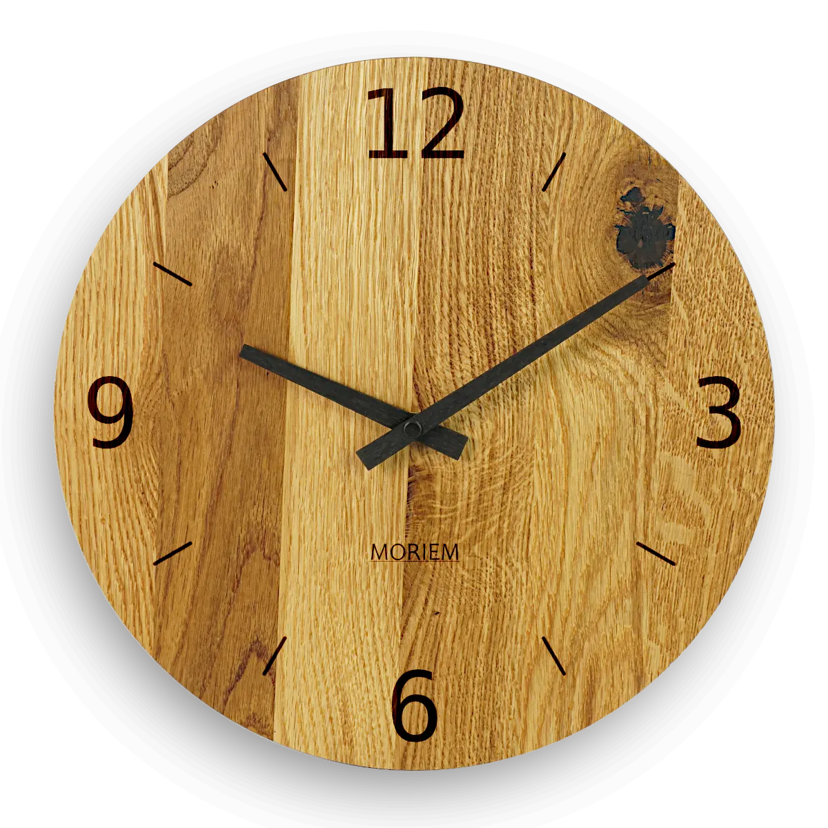 Vorderansicht einer Wanduhr aus Massivholz. 