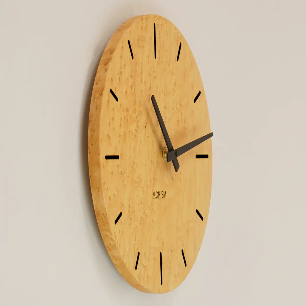 Seitenansicht einer Wohnzimmer Uhr  aus Vogelaugen Ahorn Furnier.