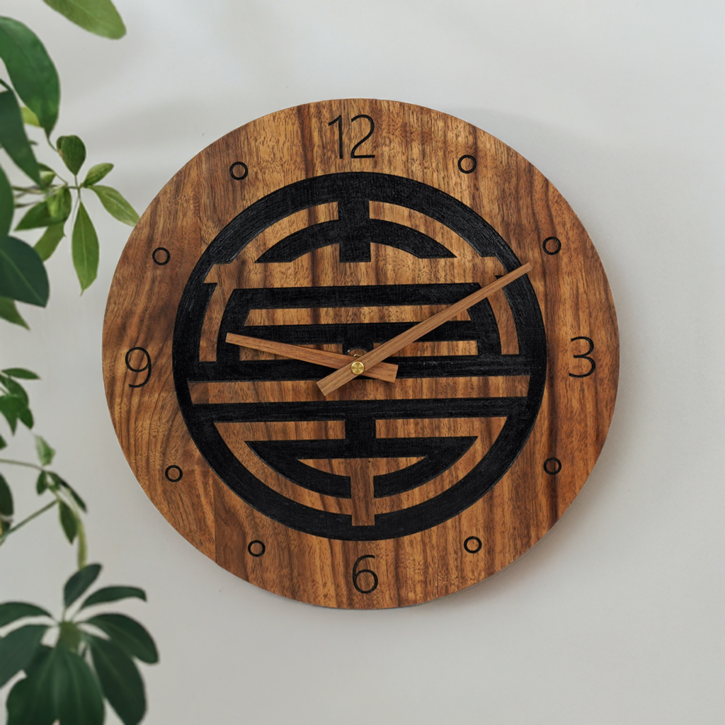 Chinesische Wanduhr mit Shou Longevity Symbol, Wohnzimmeruhr aus Holz, modern rustikal