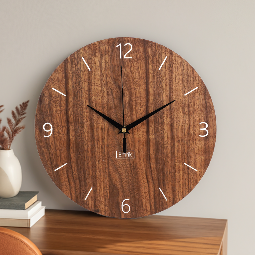 Wanduhr Holz Nussbaum - Wohnzimmeruhr rustikales modernes Design weiße Gravur 30cm