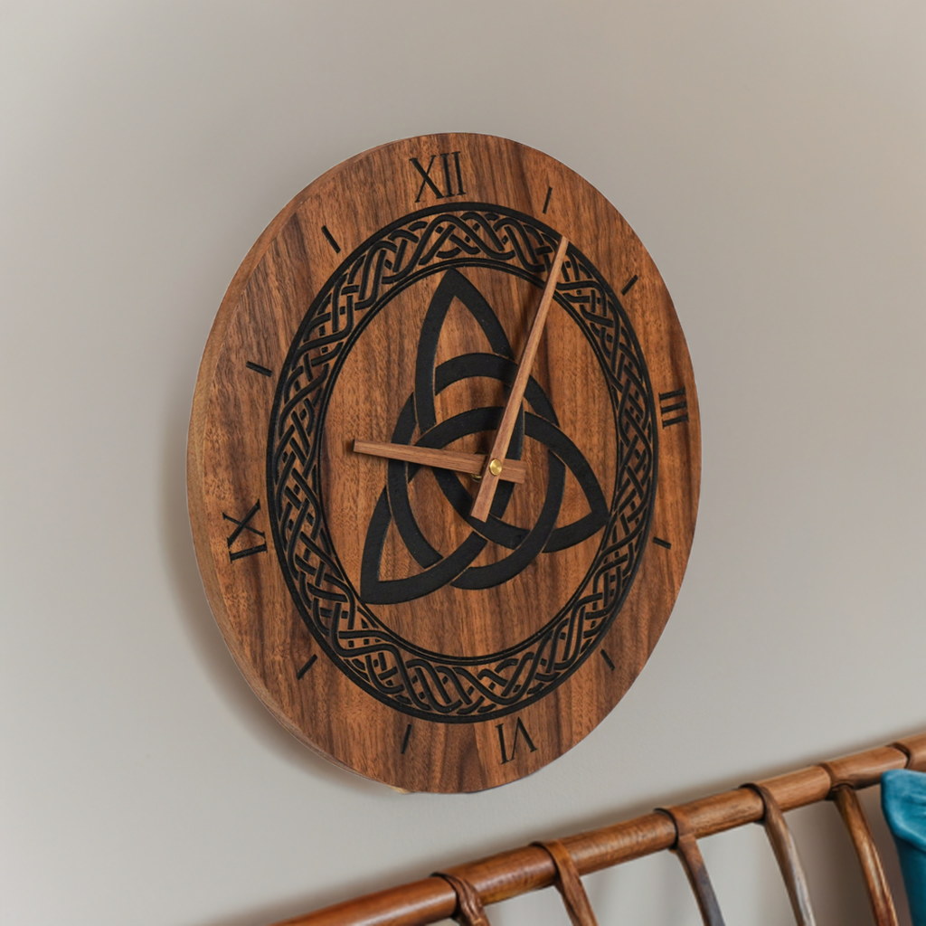 Wanduhr aus Holz Nussbaum  " keltisches Symbol Triquetra " 30cm