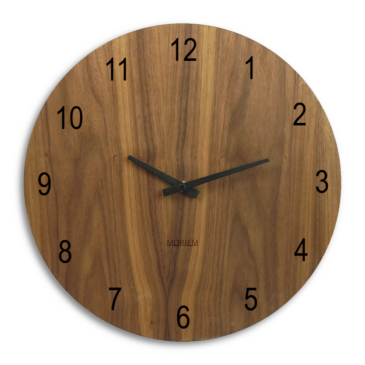 Küchenwanduhr aus Holz von vorne mit freigestellten Hintergrund.