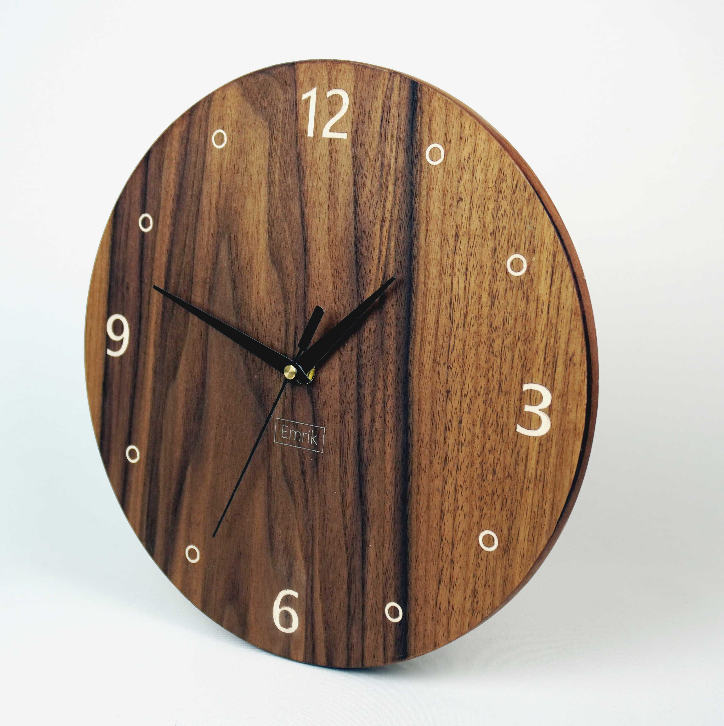 Wanduhr aus Holz Nussbaum graviertes Inlay modern 30cm