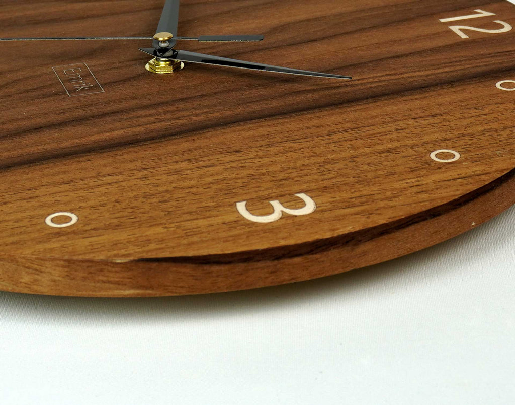 Wanduhr aus Holz Nussbaum graviertes Inlay modern 30cm