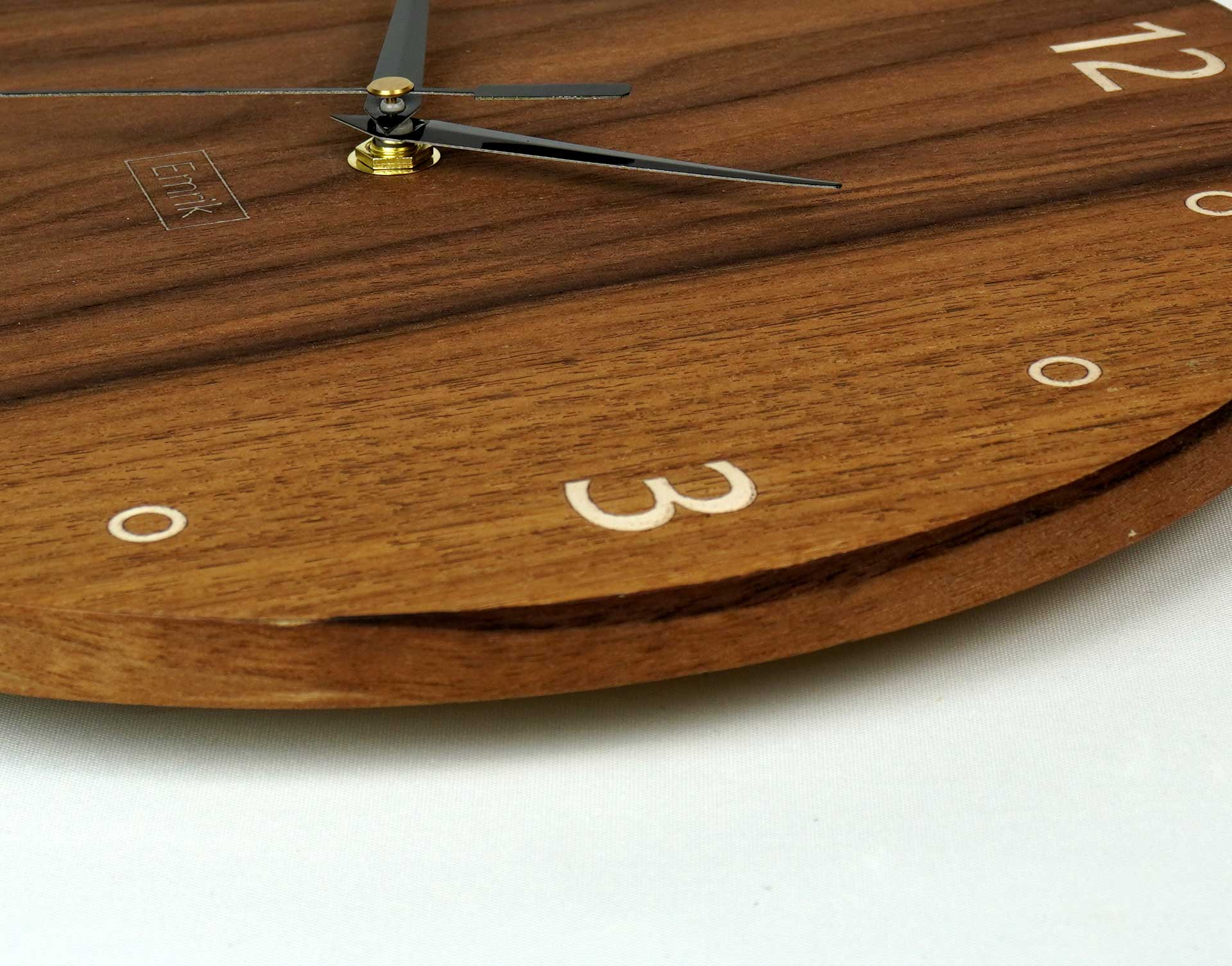Wanduhr aus Holz Nussbaum graviertes Inlay modern 30cm