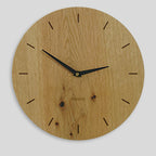 Wanduhr eiche modern von vorne. 