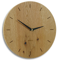Wanduhr eiche rustikal modern freigestellt mit minimalistischen Strichen.