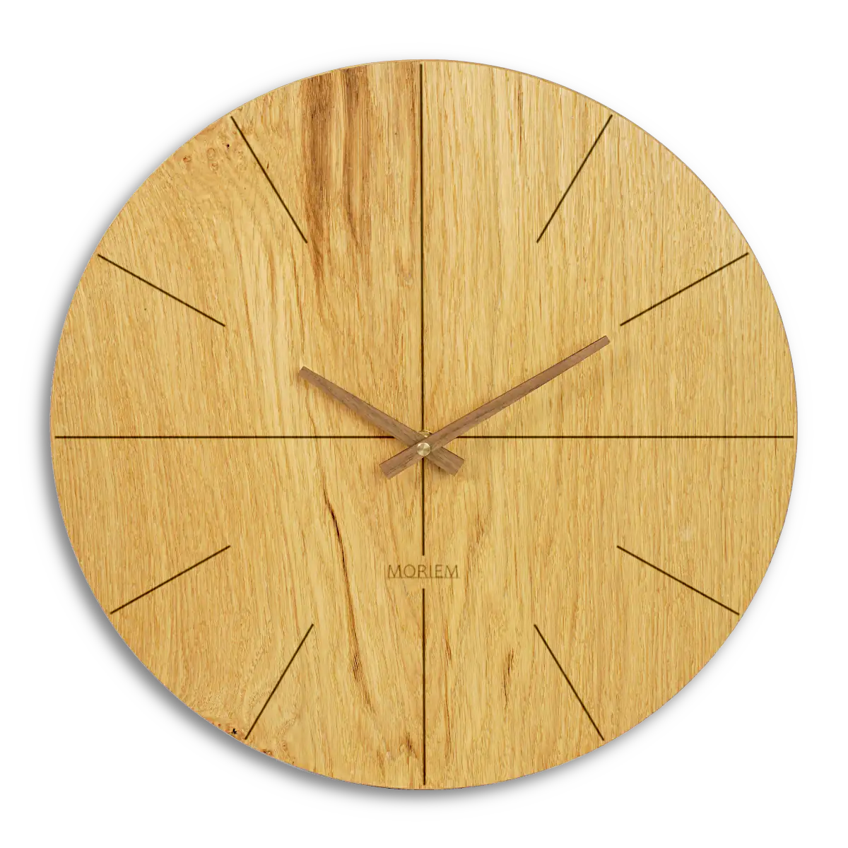 Wanduhr Eiche modern in der Vorderansicht. Die Wanduhr besteht aus Eichenholz mit modernen Strichen auf dem Ziffernblatt.
