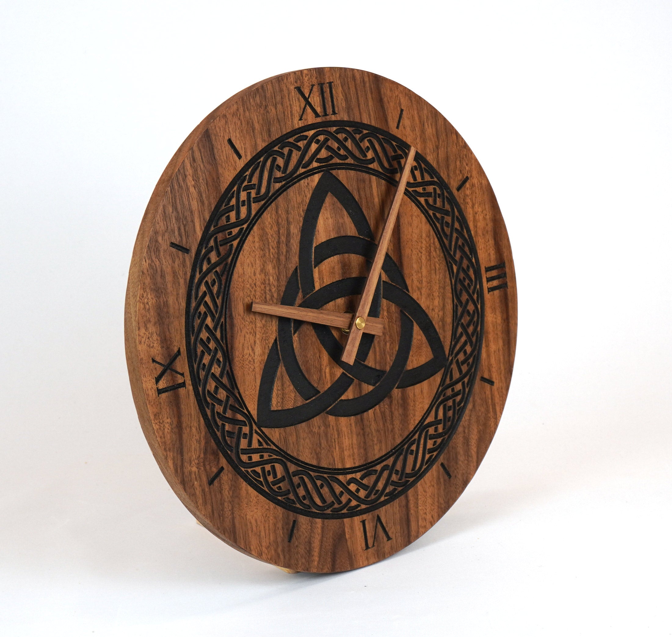 Wanduhr aus Holz Nussbaum  " keltisches Symbol Triquetra " 30cm