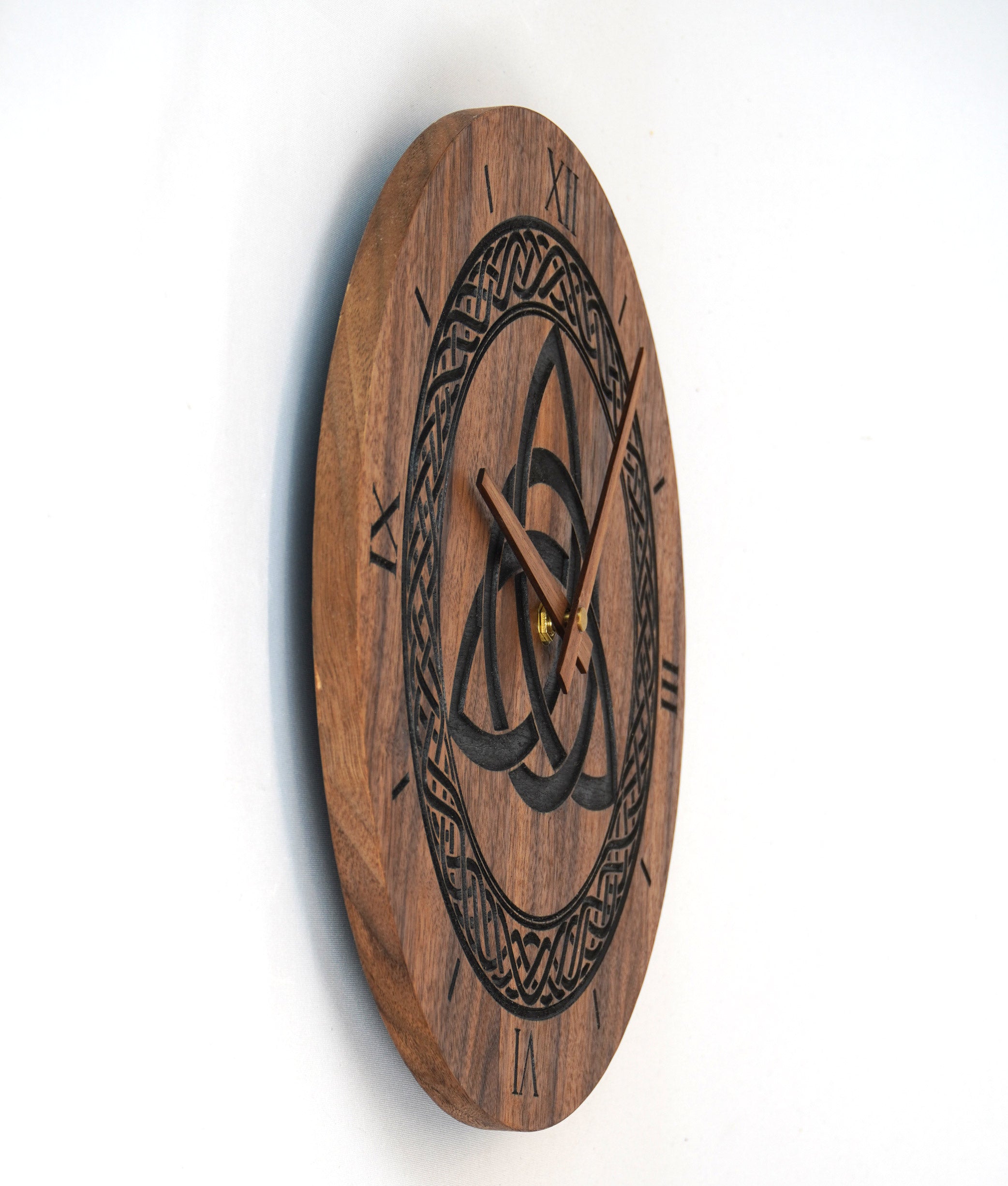 Wanduhr aus Holz Nussbaum  " keltisches Symbol Triquetra " 30cm