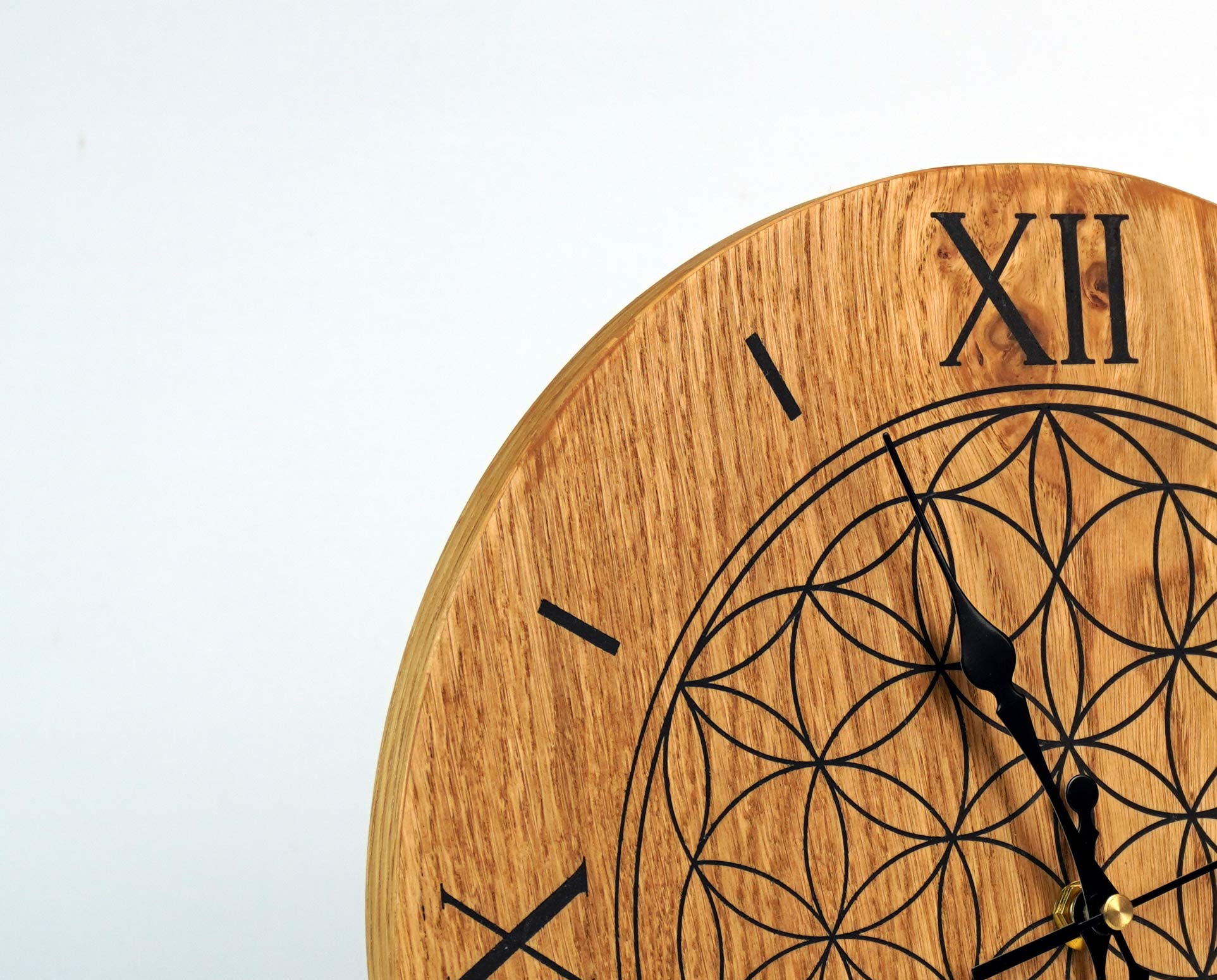 Wanduhr Eiche rustikal- Echtholz mit Gravur "Blume des lebens" 30cm Vintage Stil - Schöne Wanduhr Holz