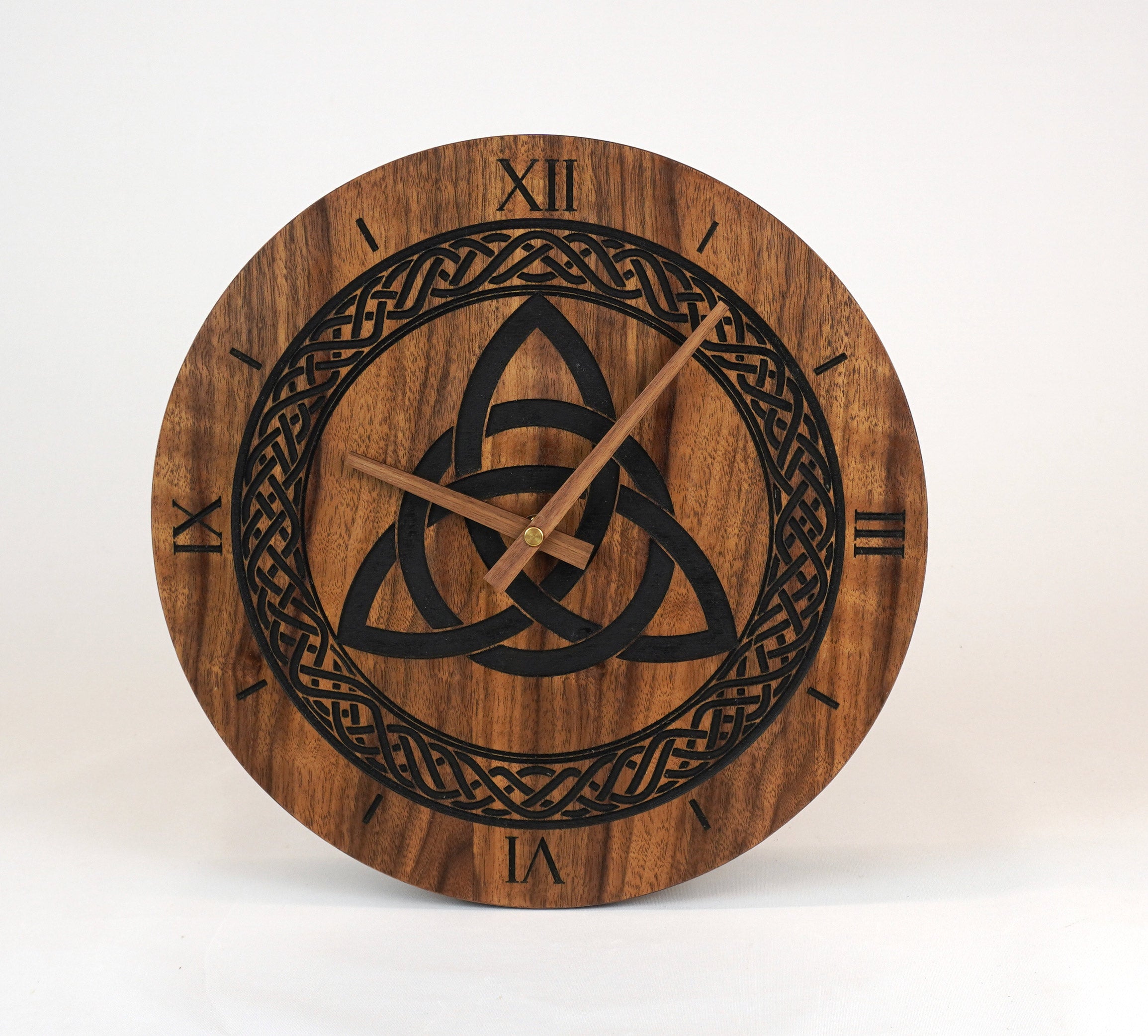 Wanduhr aus Holz Nussbaum  " keltisches Symbol Triquetra " 30cm