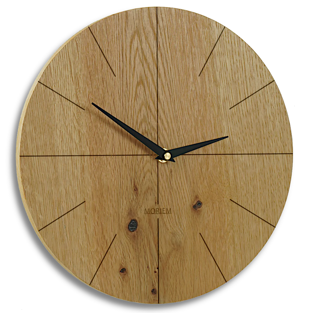 Wanduhr lautlos modern eiche rustikal freigestellt mit spitzen Zeigern. minimalistisches Ziffernblatt mit Strichen.
