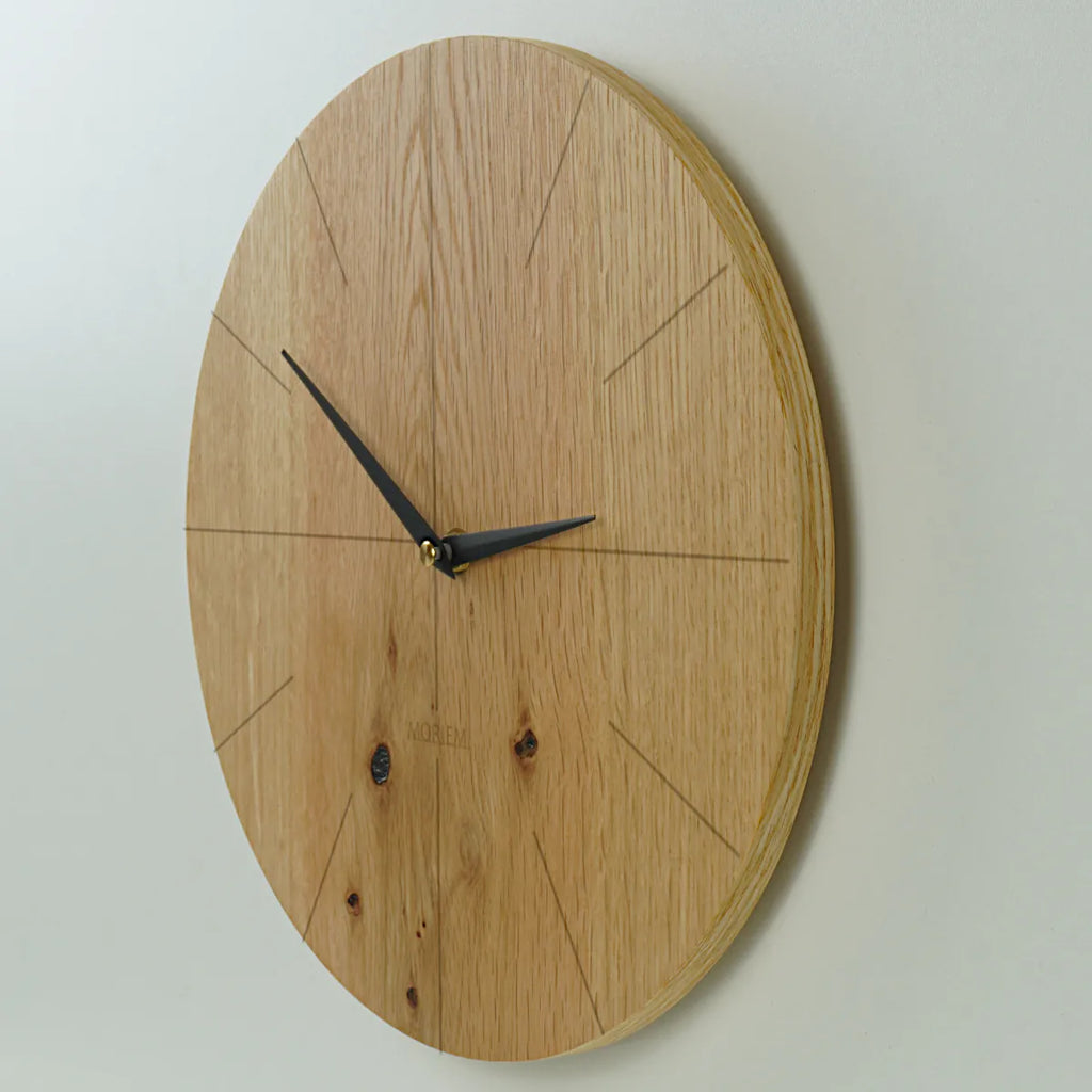 Wanduhr lautlos modern an einer Wand hängend. Eiche Rustikal mit strichen.